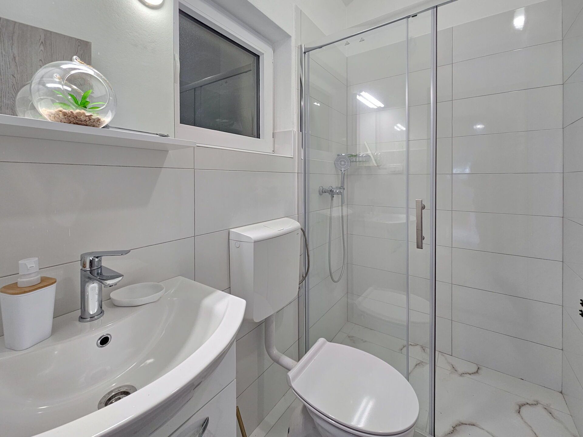 Bathroom, Bathroom Sink, Plumbing Fixture, Interior Design, Sink, Flooring, Floor, Toilet, Tap, Plumbing