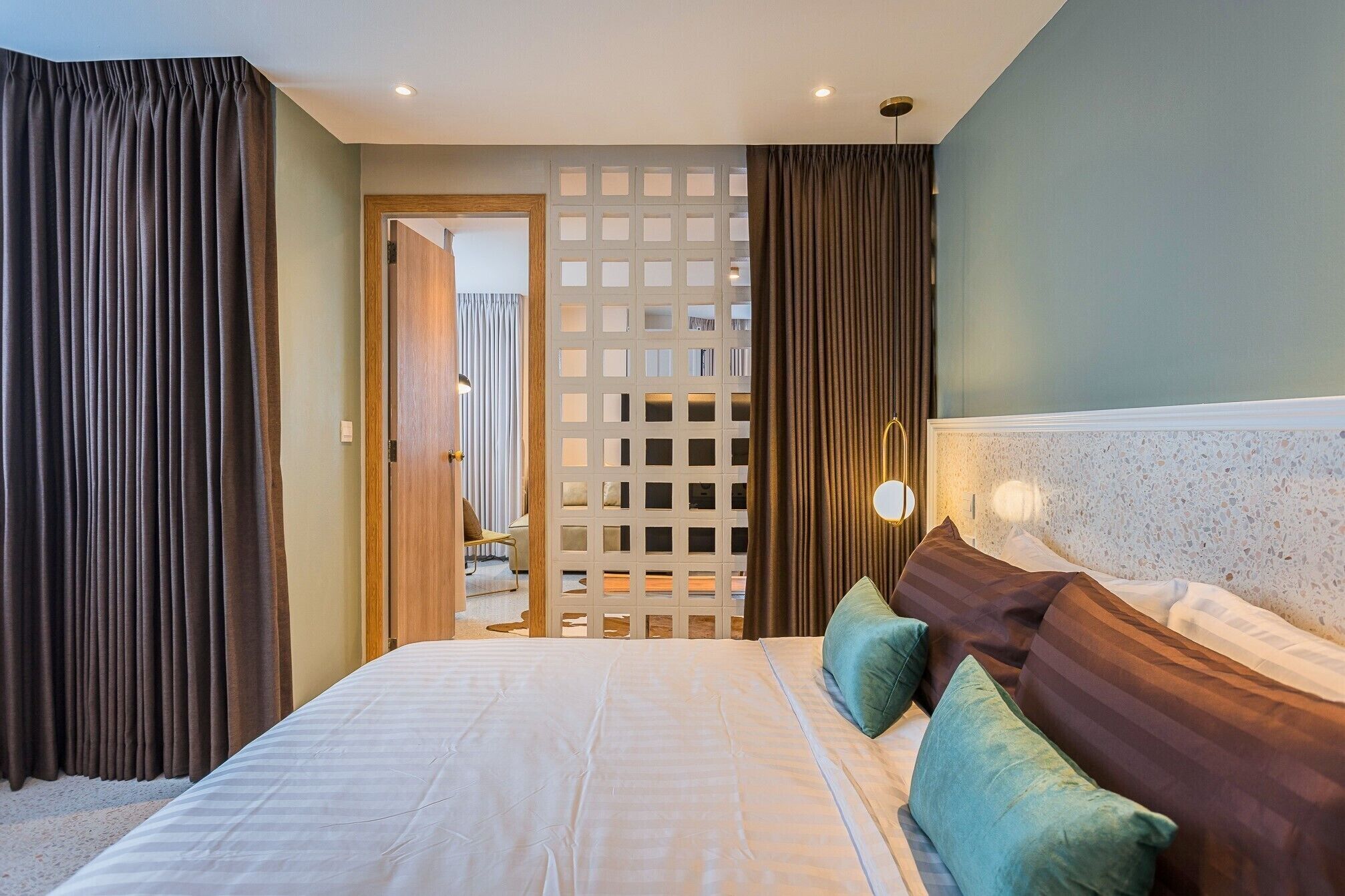 2 bedrooms, desk, iron/ironing board, travel crib