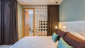 2 bedrooms, desk, iron/ironing board, travel crib