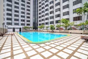 Outdoor pool - Designer 2BR apt w/WiFi, record player, game console in CBD Bangkok (Krung Thep Maha Nakhon)