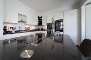 Fridge, microwave, oven, stovetop - Villa near Oosterschelde with Game Room (Colijnsplaat)