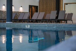 من حمّامات السباحة المغطاة