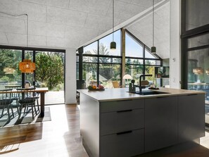 Refrigerador, microondas, lavavajillas y utensilios de cocina 