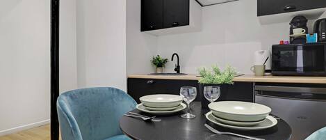 Fridge, microwave, stovetop, coffee/tea maker