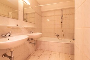 Ducha, secador de pelo y toallas