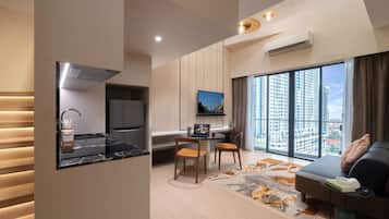 Loft Premier, 2 habitaciones | Zona de estar | Una televisión de pantalla plana
