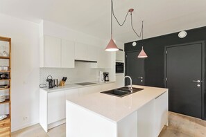 Jääkaappi, mikroaaltouuni, uuni, liesi