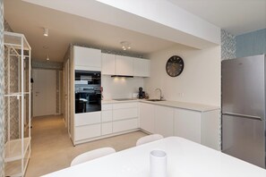 Fridge, microwave, oven, stovetop - Apartment in Blankenberge near Beach (BLANKENBERGE)