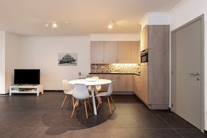 Fridge, microwave, oven, stovetop - Apartment in Blankenberge near the Beach (BLANKENBERGE)