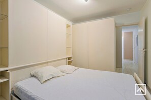 2 chambres, fer et planche Ă repasser