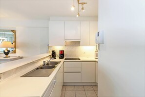 Een koelkast, een microgolfoven, een oven, een kookplaat