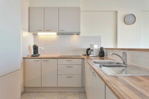Fridge, microwave, oven, stovetop - Apartment in Blankenberge near the Beach (BLANKENBERGE)