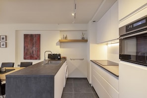 Fridge, microwave, oven, stovetop - Apartment in Blankenberge near Marina (BLANKENBERGE)
