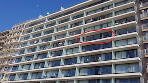 Un hôtel à plusieurs étages, doté de balcons et de grandes fenêtres.