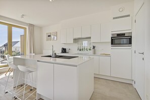 Fridge, microwave, oven, stovetop - Flat in Belgium near Sea Dyke & Town Center (BLANKENBERGE)