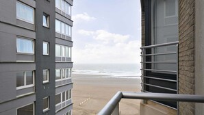 A high-rise building with a view of the beach.