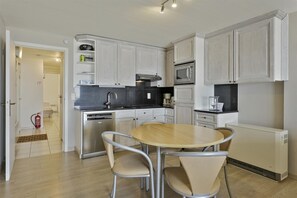 Fridge, microwave, oven, stovetop - Apartment in Blankenberge with Sea Views (BLANKENBERGE)
