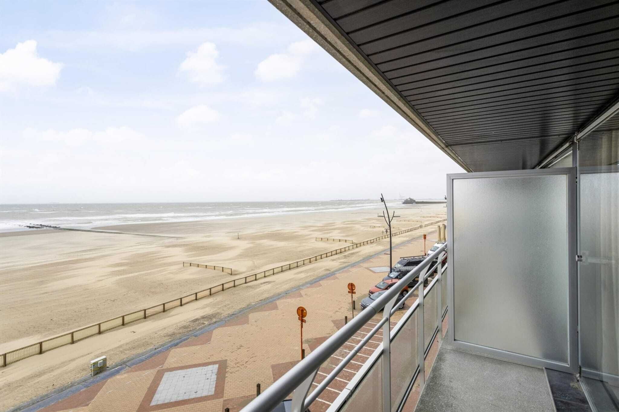 Ein Balkon mit Blick auf Strand und Meer.