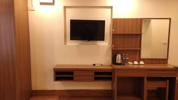 Premier Twin Room | Minibar, blackout drapes, soundproofing, free WiFi