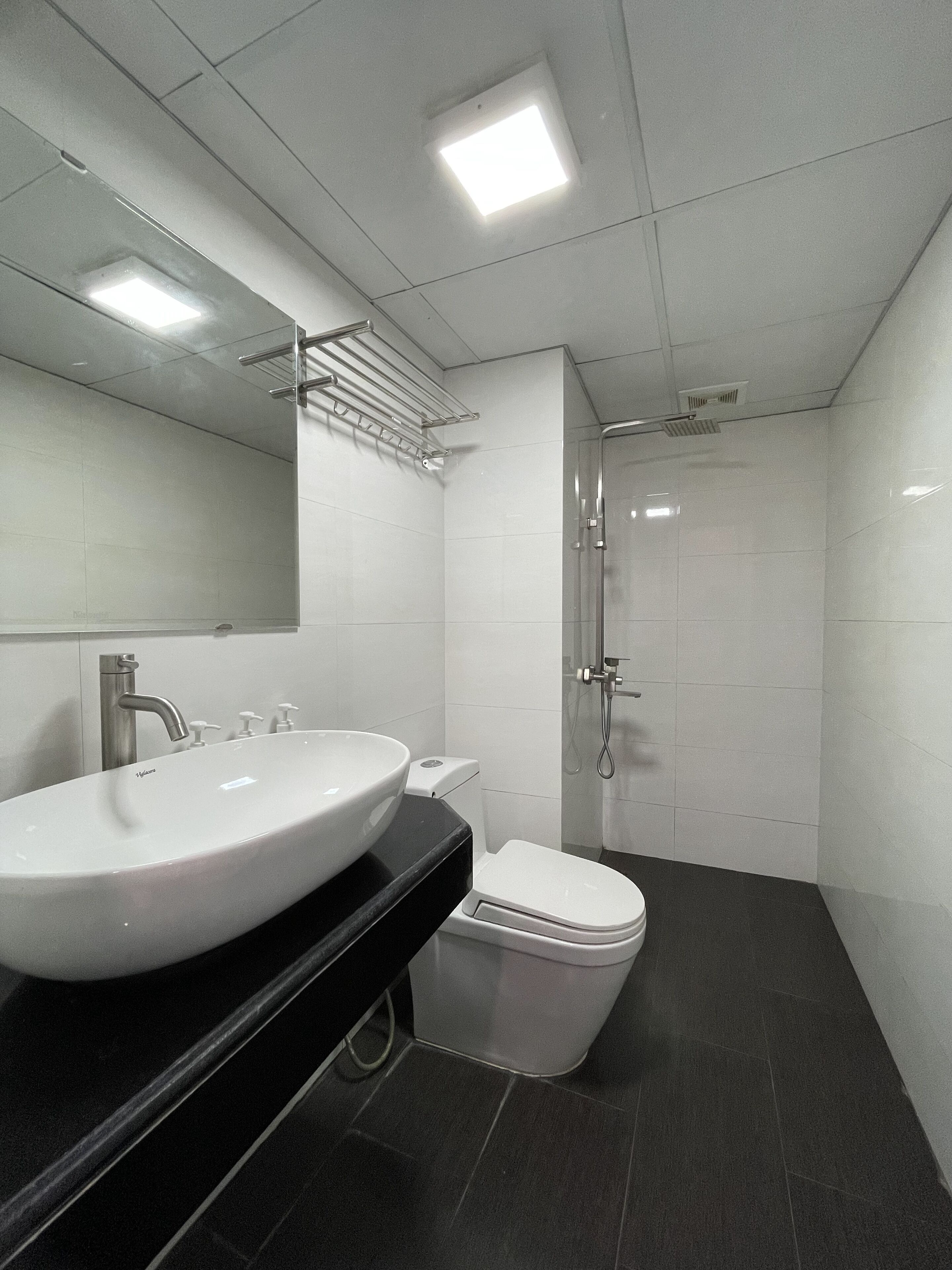 Premier Triple Room | Bathroom | Shower, rainfall showerhead, designer toiletries, hair dryer