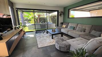 TV connectée, table de tennis de table, écrans d'ordinateur