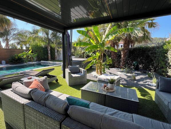 Terrace/patio - Villa with swimming pool and Jacuzzi, ideal for families, beach 10 min away, residential (La Crau)