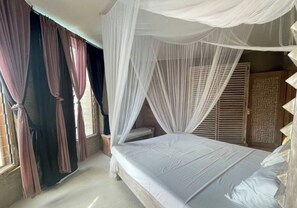 4 bedrooms, desk, iron/ironing board, WiFi