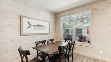 Signature House, 2 Bedrooms, Balcony, Garden View | In-room dining