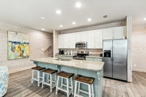 Maison Signature, 2 chambres, balcon, vue sur le jardin | Cuisine privée | Réfrigérateur, four à micro-ondes, un four, surface de cuisson