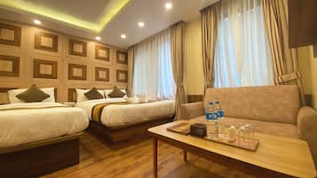 Escritorio y espacio para trabajar con laptop