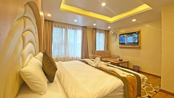 Deluxe Studio Suite, City View | Desk, laptop workspace, soundproofing, free WiFi