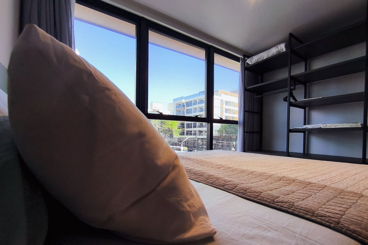 Departamento de diseñador | 1 habitación, escritorio y espacio para trabajar con laptop