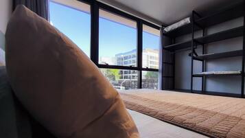 1 habitación, escritorio y espacio para trabajar con laptop