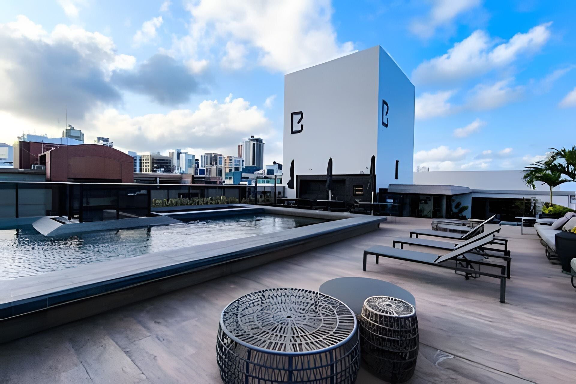 2 outdoor pools, pool loungers