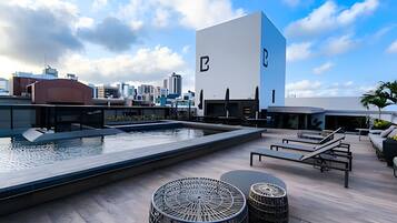 2 outdoor pools, pool loungers