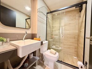 Departamento empresarial | Baño | Regadera, amenidades de baño gratuitas, secadora de cabello, toallas 