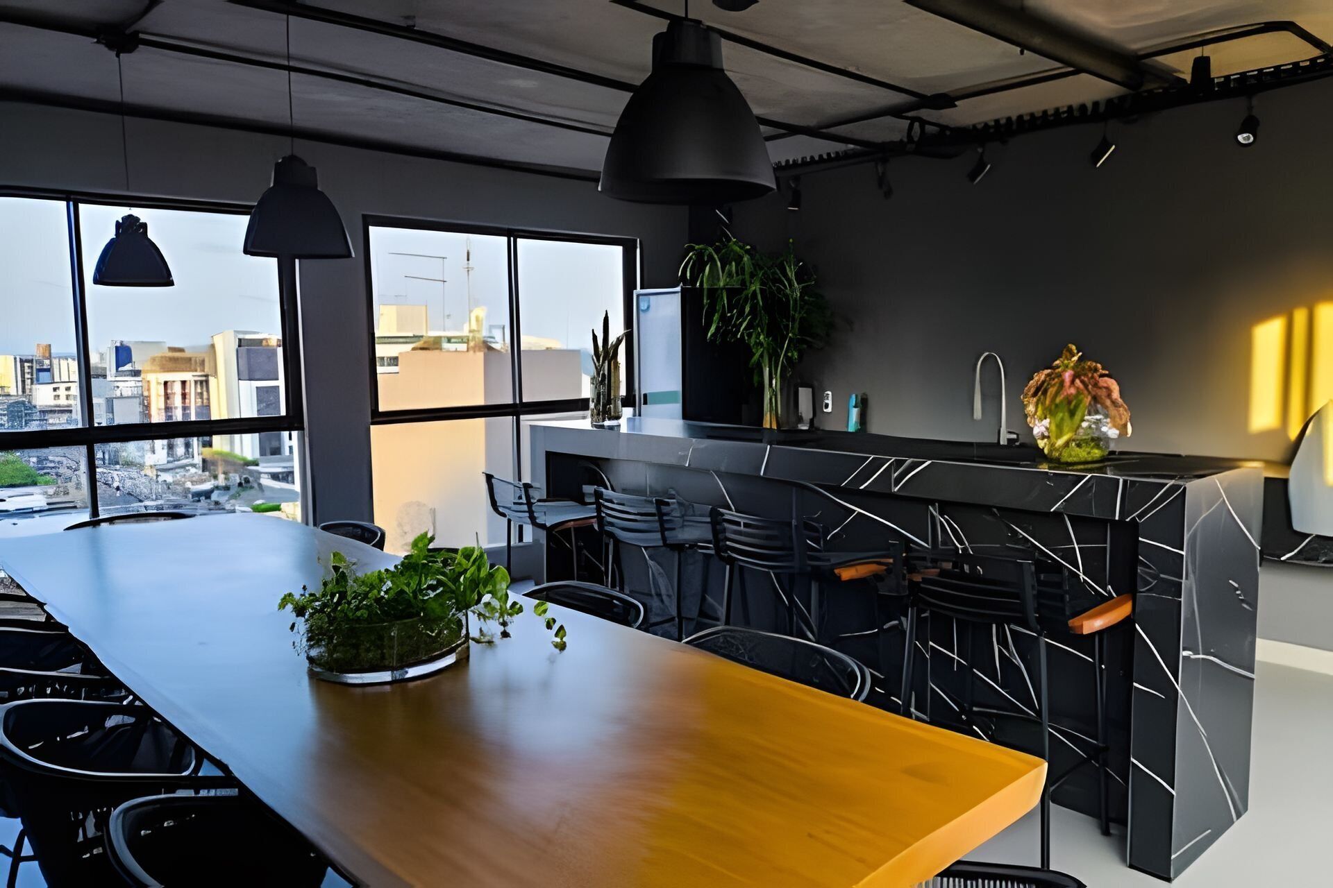 Et moderne køkken med barområde, store vinduer og udsigt over byen.