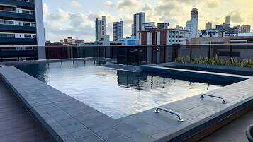 2 açık yüzme havuzu, şezlonglar