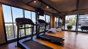 A gym with treadmills, exercise bikes, and a rowing machine. - Way Tambaú  (João Pessoa)