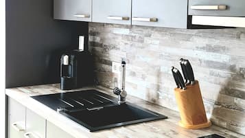 Ketel listrik, pemanggang roti, dan kursi makan untuk bayi