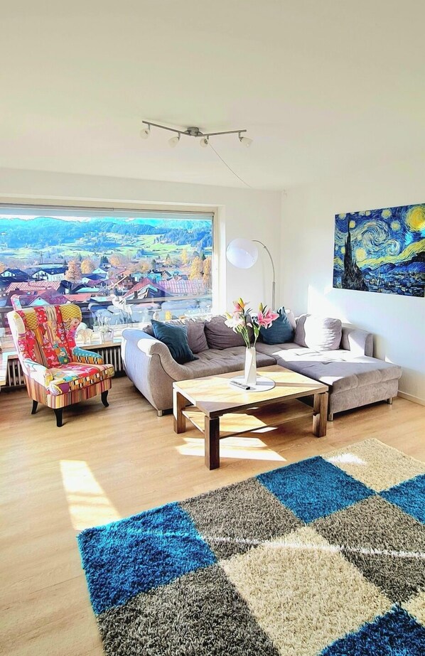 Deluxe-Apartment, Bergblick | Wohnbereich | Flachbildfernseher