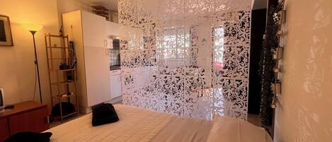 1 bedroom, bed sheets