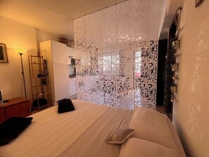 1 bedroom, bed sheets