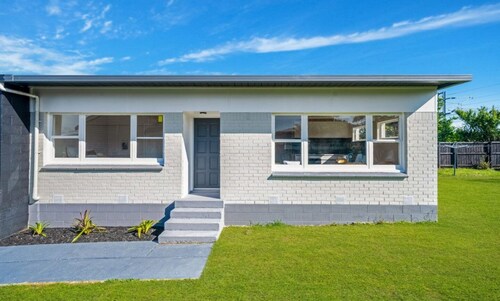 Close to airport and motorways and shipping 