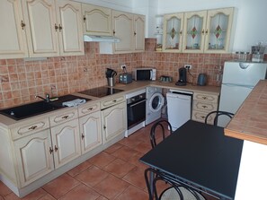 Een koelkast, een microgolfoven, een oven, een kookplaat