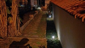 Ein Nachtblick auf eine Wohngegend mit einem Weg, der zu einem Haus führt.