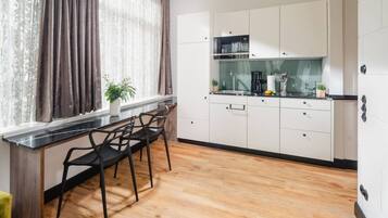 Réfrigérateur, micro-ondes, cafetiÚre/bouilloire, grille-pain