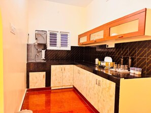 Kochgeschirr/Geschirr/Besteck