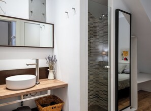 Shower, hair dryer, towels, soap - Cozy and quiet apartment (Barcelona)