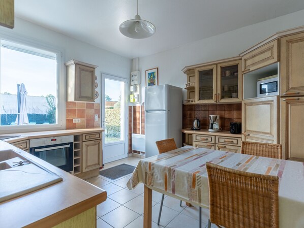 Réfrigérateur, four à micro-ondes, un four, surface de cuisson